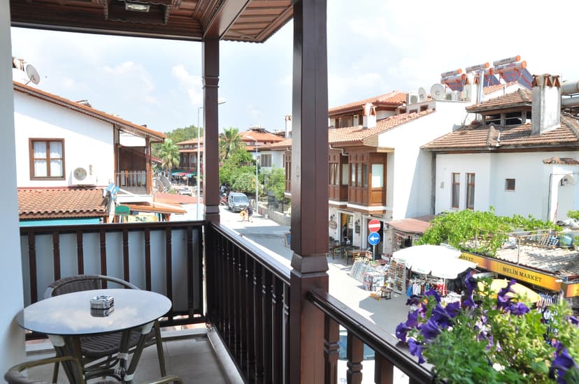 Akyaka Feron Otel Balkon Keyfi Akyaka Feron Otel Doğa Manzaralı Balkon ve Sandalyeler