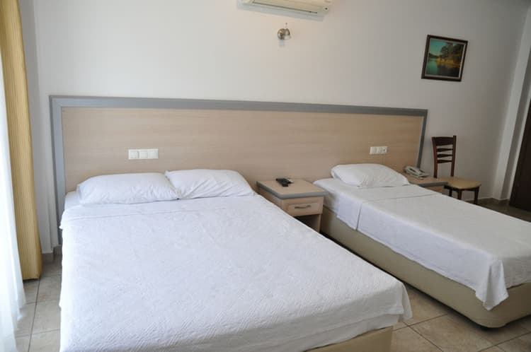 Feron Otel Oda Yatak Düzeni Akyaka Konaklama Feron Otel Yatak Detayı ve Temiz Nevresimler