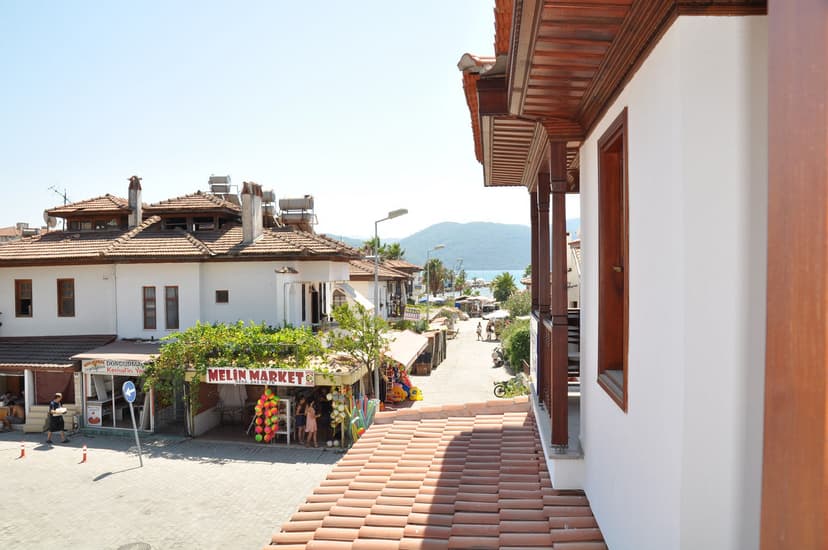 Akyaka Feron Otel Oda Donanımları Akyaka Apart Otel Oda İçi Klima ve LCD TV Ayrıntısı