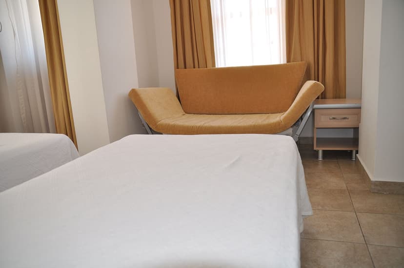 Feron Otel Oda İçi Detaylar Akyaka Günlük Ev Konforunda Feron Otel Oda İçi Çalışma Masası