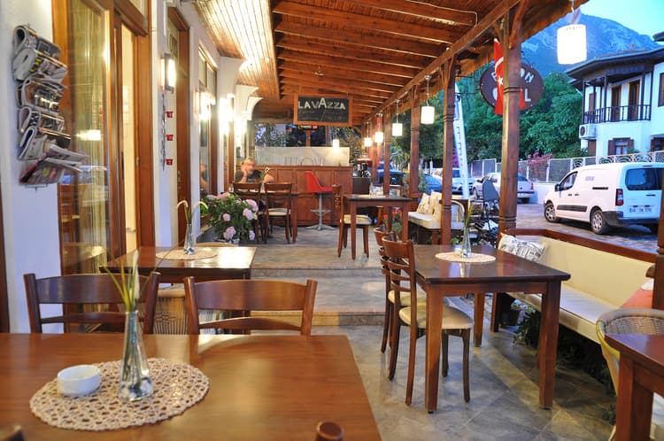 Feron Otel Apart Oturma Grubu Akyaka Tatil Apart Odası Kanepe ve Tv Alanı Feron Otel