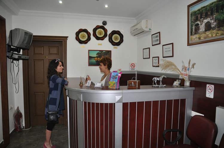 Feron Otel Resepsiyon ve Lobi Akyaka Feron Otel Lobi ve Danışma Masası 24 Saat Resepsiyon