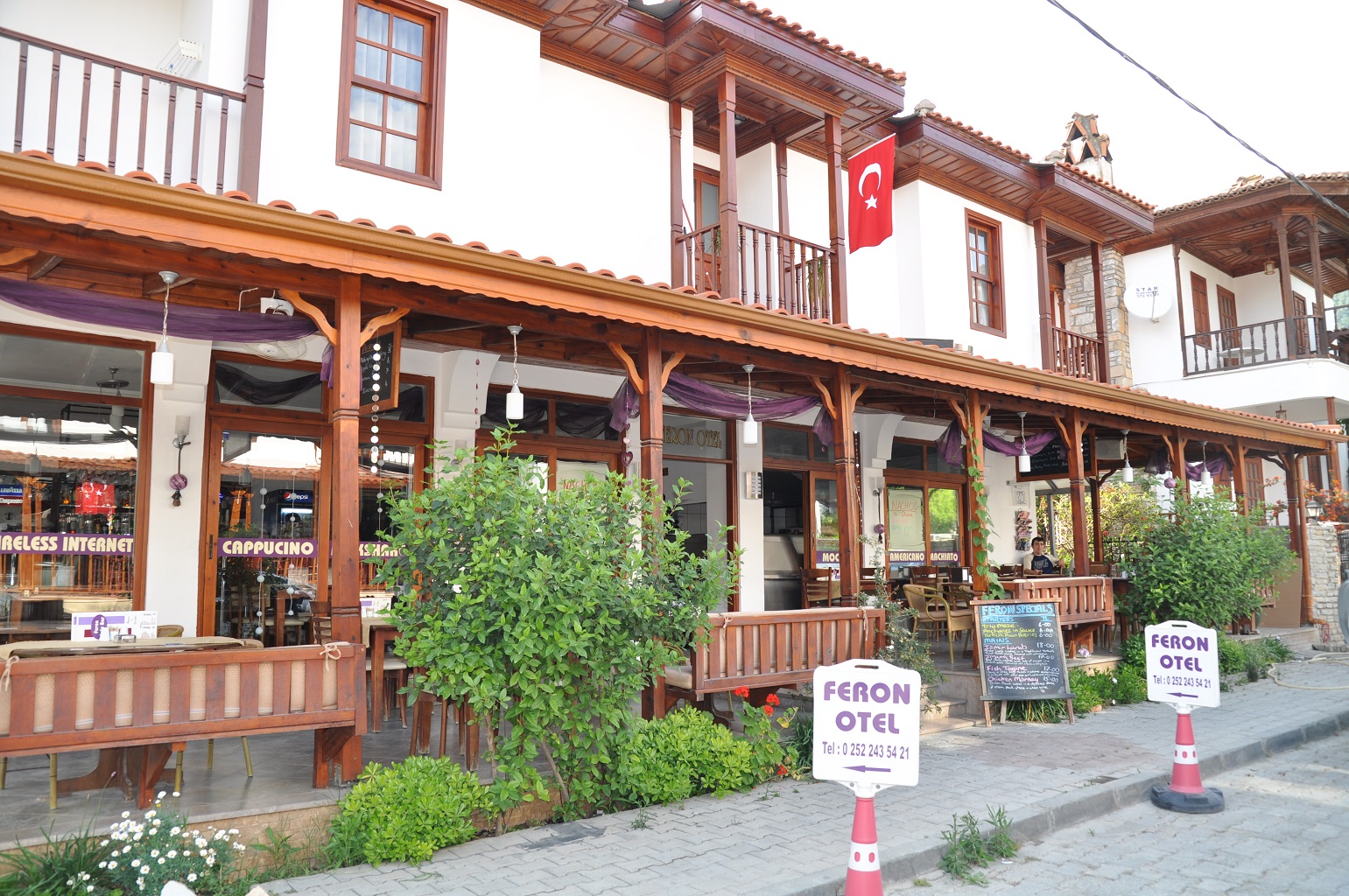 Akyaka Feron Otel Dış Cephe Mimari ve Akyaka Evleri Tarzı Ahşap Detaylar